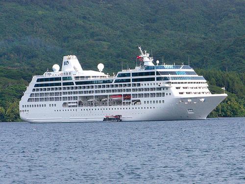 Nuestro crucero, el Ocean Princess fondeando en Tahiti Nuestro crucero, el Ocean Princess fondeando en Tahiti